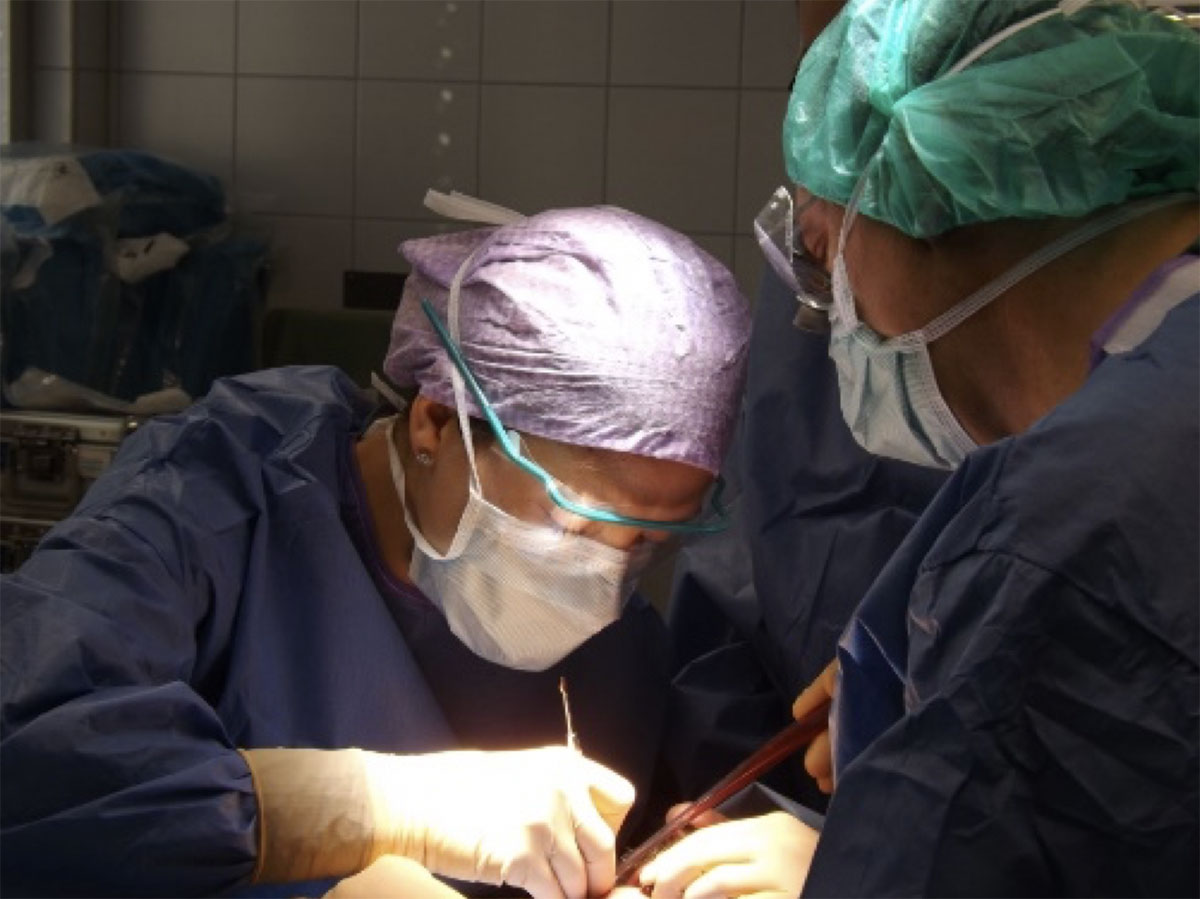 Dos instantáneas tomadas en los quirófanos de la Universidad de Berna, junto al Prof. Daniel Buser.