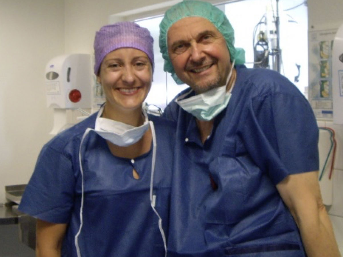 Dos instantáneas tomadas en los quirófanos de la Universidad de Berna, junto al Prof. Daniel Buser.